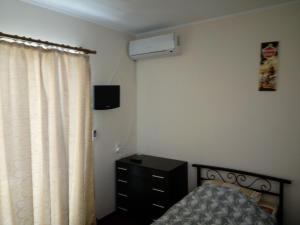 - une chambre avec un lit, une commode et une fenêtre dans l'établissement MarBlau, à Zatoka