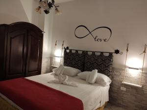 トッレ・ラピッロにあるCasa Vacanza Villa Teresa DiXのベッドルーム1室(壁にラブサイン付きのベッド1台付)