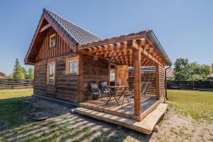 帕维洛斯塔Dzintarmājas的小木屋,甲板上配有桌椅