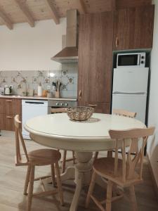 a kitchen with a table and chairs in a kitchen at Villa Vista in Sesimbra