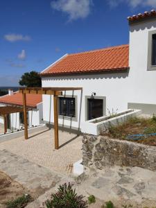 a white house with a red roof at Villa Vista in Sesimbra