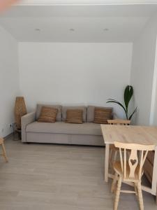 a living room with a couch and a table at Villa Vista in Sesimbra