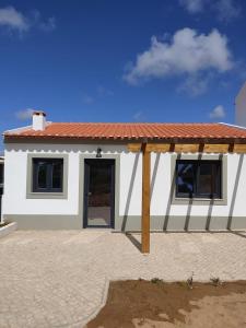 a small white house with a red roof at Villa Vista in Sesimbra