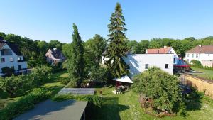 ein Luftblick auf ein Dorf mit einem Haus und einem Baum in der Unterkunft Esplanaadi 25 in Pärnu