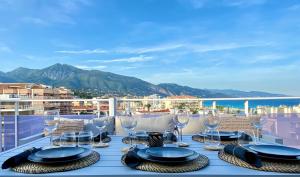 un tavolo con piatti e bicchieri da vino su un balcone di Castiello B&B a Roquebrune-Cap-Martin