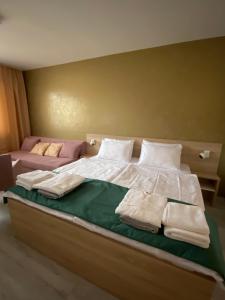 מיטה או מיטות בחדר ב-Bešeňová Apartmán Diamant