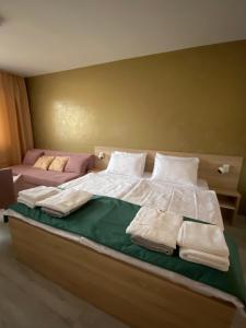 A bed or beds in a room at Bešeňová Apartmán Diamant Még 8 kép
