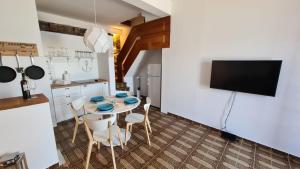 Televízia a/alebo spoločenská miestnosť v ubytovaní Beach front AmF Holiday Home