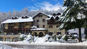 ein großes, schneebedecktes Gebäude in der Unterkunft Hotel Rebeco in Fuente Dé