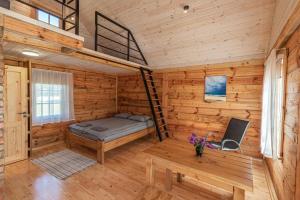 Cabaña de madera con cama y escritorio en Dzintarmājas en Pāvilosta