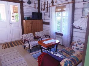 a living room with a couch and a table at Gula Villan in Maxmo
