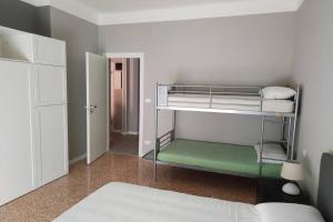 Giường tầng trong phòng chung tại Incantevole appartamento sul mare - Borgo Marina