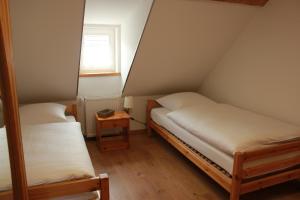 two beds in a small room with a window at Ferienwohnung Altstadtidylle 3 in Wernigerode