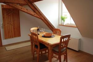 ein Esszimmer mit einem Tisch, Stühlen und einem Fenster in der Unterkunft Ferienwohnung Altstadtidylle 3 in Wernigerode