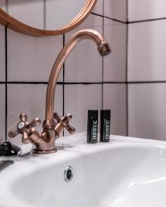 um lavatório de casa de banho com uma torneira e duas velas em Hografic Hotel Boutique em Valência