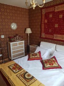 Una cama o camas en una habitación de Red Lux