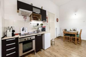 A kitchen or kitchenette at Miracle Home - City Center