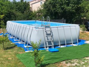 Bazén v ubytovaní Kuća za odmor Diraki alebo v jeho blízkosti