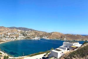 Foto dalla galleria di Panoramic port view apartment a Ios Chora