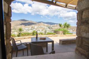 Foto dalla galleria di Panoramic port view apartment a Ios Chora