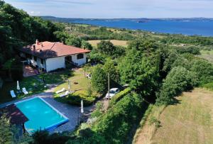 an aerial view of a house with a swimming pool at La Guardata in Montefiascone