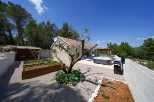 Vonkajšia záhrada v ubytovaní VILLA KARLA