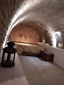 un tunnel avec une table et un banc dans l'établissement La Casita de Papel Alhama de Granada, à Alhama de Granada