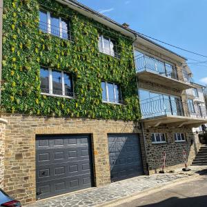 een gebouw met twee garagedeuren en een fabriek bij The Splendid View - 6 personnes in Bouillon