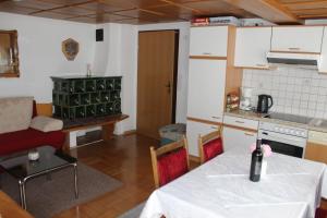 eine Küche und ein Esszimmer mit einem Tisch und einem Esszimmer in der Unterkunft Ferienwohnung Irene in Tux