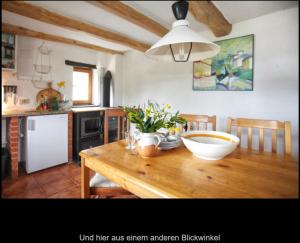 una cocina con una mesa de madera con flores. en Casa Costa - Ruhe und Natur pur, en Carpasio