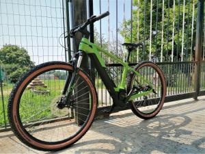 una bicicletta verde parcheggiata accanto a una recinzione di Le Moie a Borgiallo