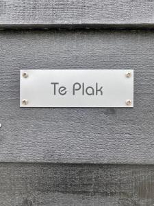 Ein Schild, auf dem steht, ich soll an der Wand spielen. in der Unterkunft De Vrije wil in Buren