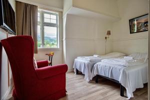 Una cama o camas en una habitación de Sauda Fjordhotell