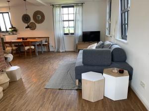 ein Wohnzimmer mit einem Sofa und einem Tisch in der Unterkunft Haus & Hof Guest House in Perl