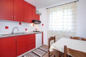 Kuchyň nebo kuchyňský kout v ubytování Apartmani "RUŽA"