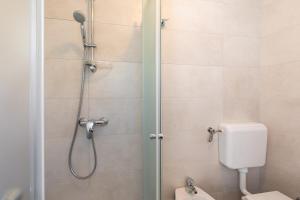 Koupelna v ubytování Apartmani "RUŽA"