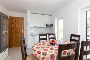 Kuchyň nebo kuchyňský kout v ubytování Apartmani "RUŽA"