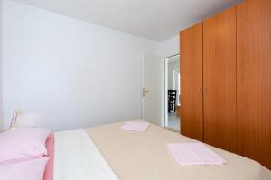Postel nebo postele na pokoji v ubytování Apartmani "RUŽA"