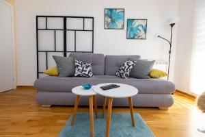 Apartment SELF CHECK IN 00-24 MM的休息区