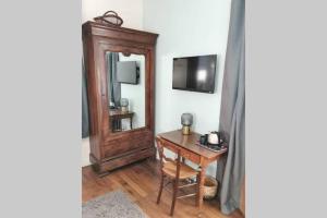 Habitación con escritorio y espejo. en AMALOUYSE Chambre de charme au cœur des châteaux de la Loire en Montlouis-sur-Loire