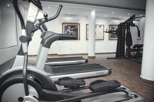 Cap Kivu Hôtel的健身中心和/或健身设施