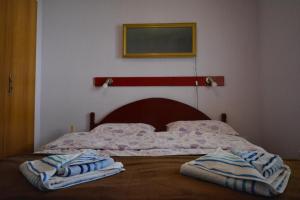 Un pat sau paturi într-o cameră la MM Apartments
