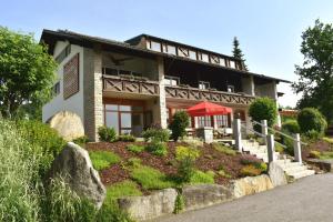 una casa con un jardín delante de ella en Pension Kilger, en Mauth