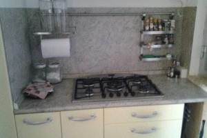 uma cozinha com uma placa de fogão em Casa al mare ingresso indipendente em Casalbordino