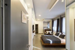 Schlafzimmer mit einem Bett und einer Tür, die in ein Zimmer führt in der Unterkunft Rose Lux in Belgrad