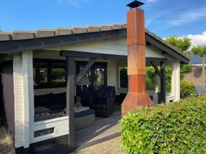 einen Pavillon mit einem Dach und einer Stange in der Unterkunft Hof van donzel in Nistelrode