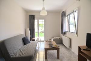 sala de estar con sofá y mesa en Arodo en Lefkada