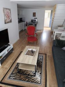 een woonkamer met een bank en een salontafel bij T3 L'Olivier & Jardin 1 à 4 Pers à Villa Terra in Balma