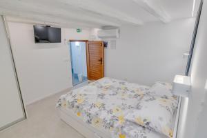 a small bedroom with a bed and a mirror at Apartment light in Pula in Pula
