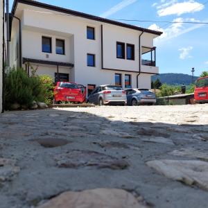 ein Gebäude mit davor geparkt in der Unterkunft Residence Lubina in Sarajevo